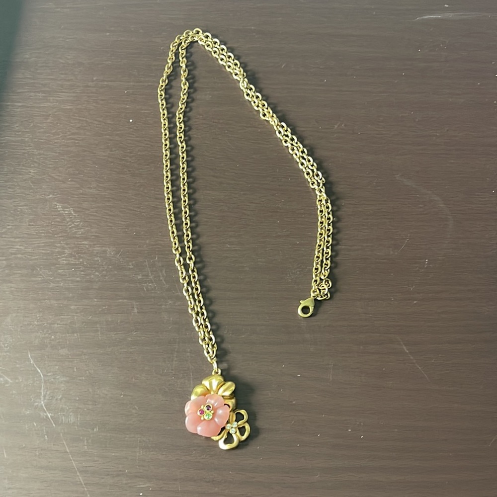 In new condition Tahari flower necklace